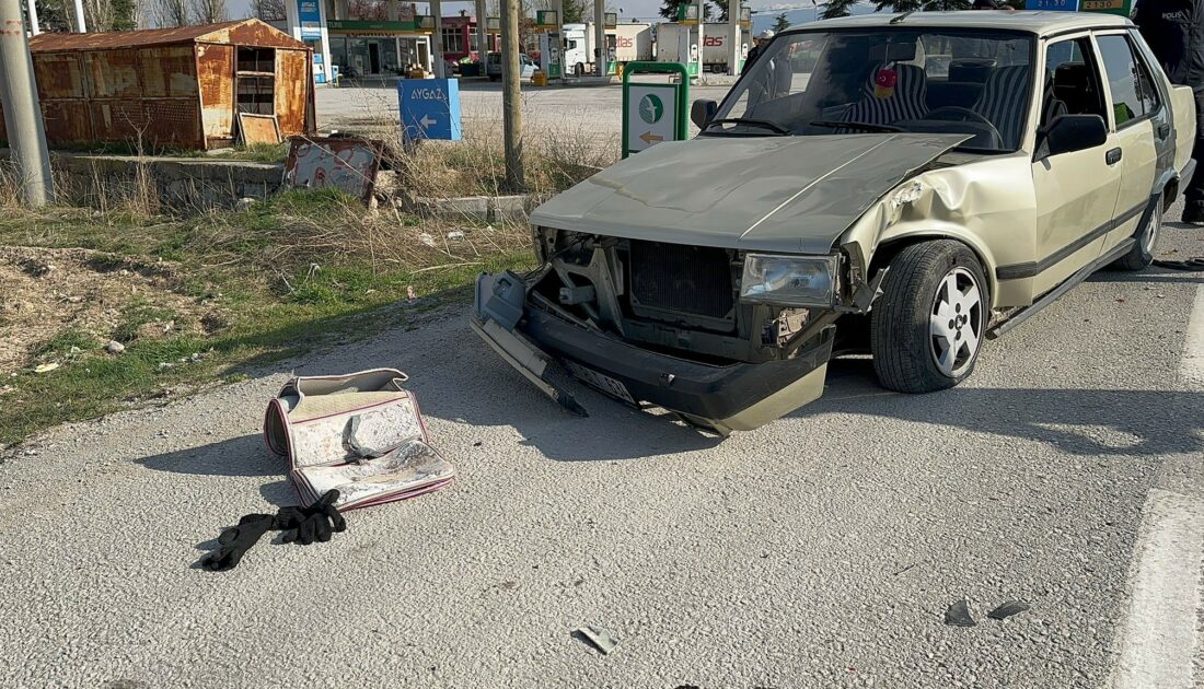 Otomobille motosiklet çarpıştı: Ağır yaralı var