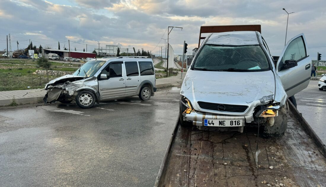 Sanayi kavşağında çarpışan iki araçtan biri takla attı