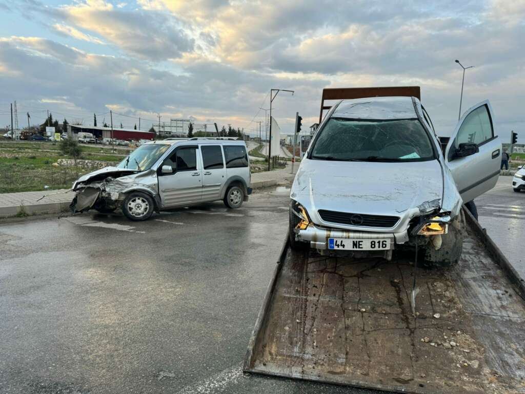 Sanayi kavşağında çarpışan iki araçtan biri takla attı