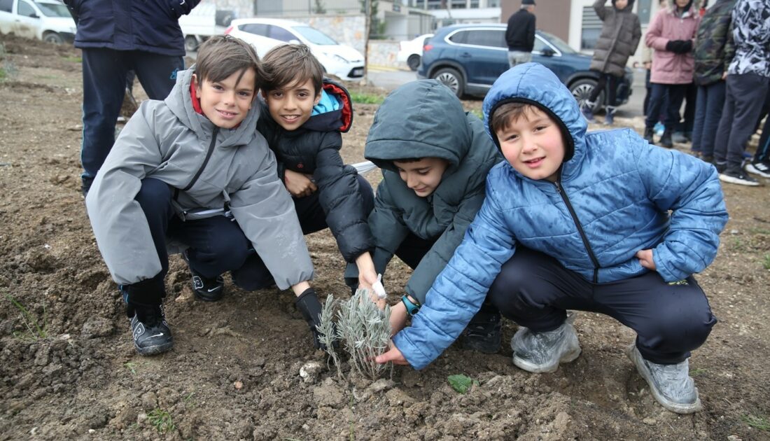 Nilüfer’de çocuklar gelecek için fidan dikti