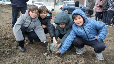 Nilüfer’de çocuklar gelecek için fidan dikti