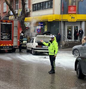 Seyir halindeki otomobilde yangın çıktı