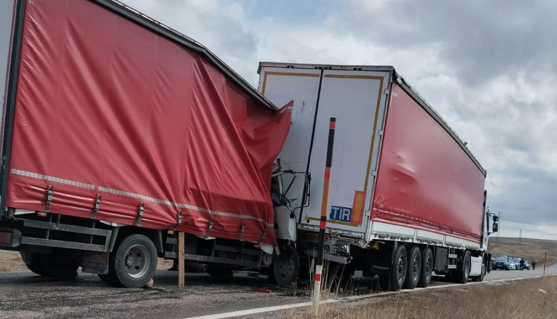 Kamyonet TIR’a arakadan çarptı: 1 ağır yaralı