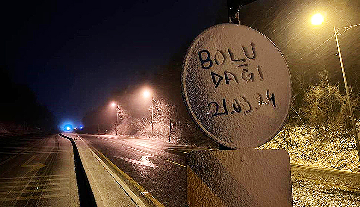 Bolu Dağı geçişinde hafif kar yağışı etkili oluyor