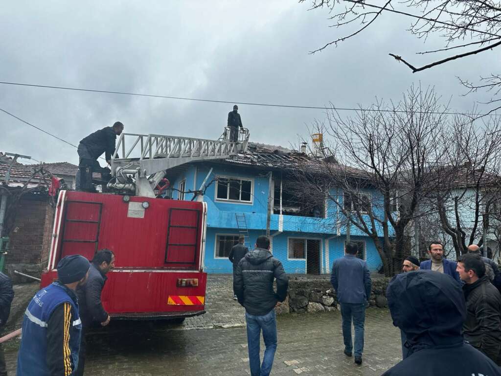 Mumdan çıkan yangın evi kullanılamaz hale getirdi