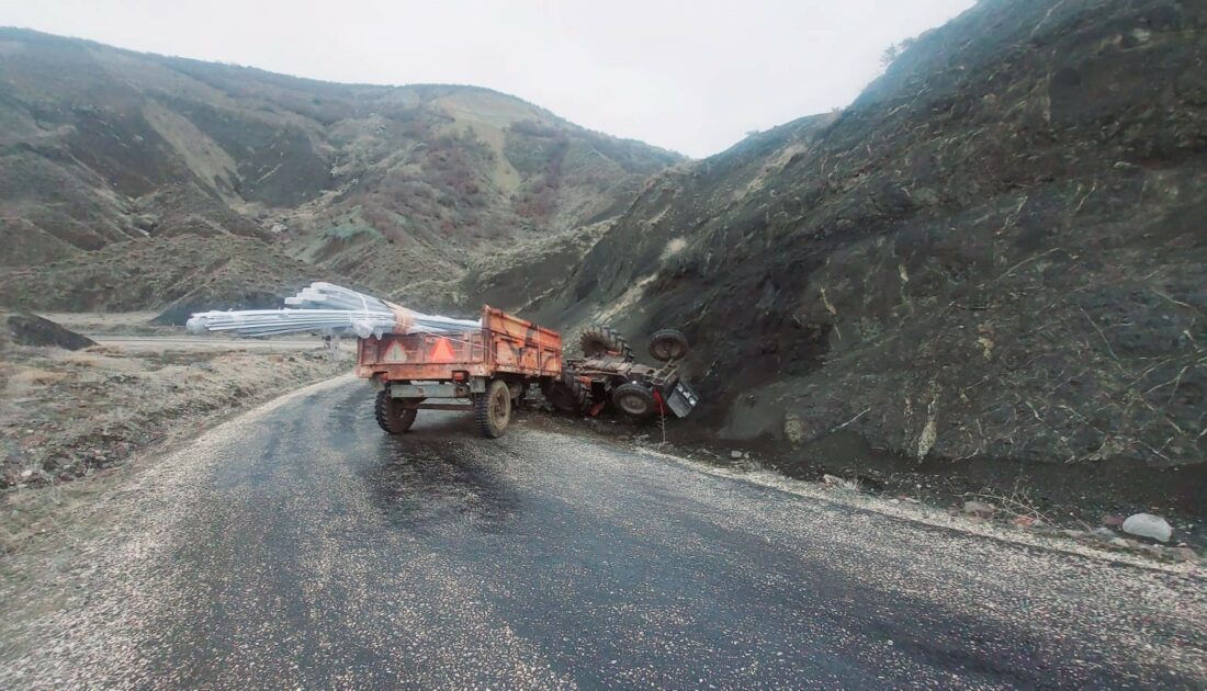 Devrilen traktörün altında kalan sürücü yaralandı