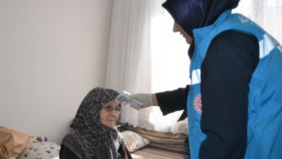 102 yaşındaki hastaya ve kızına ziyaret