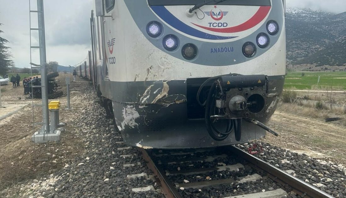 Traktör ile yolcu treni çarpıştı: 1 ağır yaralı