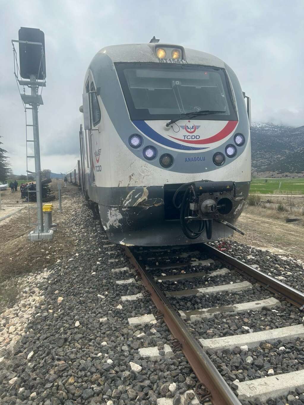 Traktör ile yolcu treni çarpıştı: 1 ağır yaralı