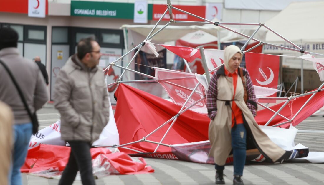 Bursa’yı fırtına vurdu: Parti stantları yerle bir oldu!