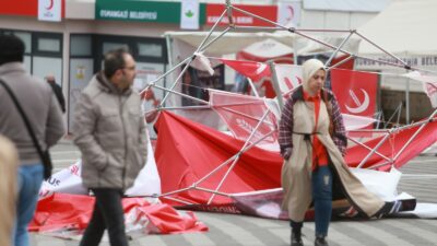 Bursa’yı fırtına vurdu: Parti stantları yerle bir oldu!