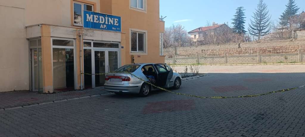 Hastaneye gitmek için bindiği otomobilde öldü