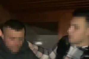 Hırsızlık yaptığını iddia ettikleri şahsı tartaklayıp videoya aldılar