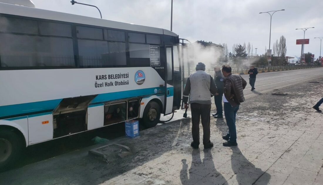 Hareket halindeki dolmuş yandı