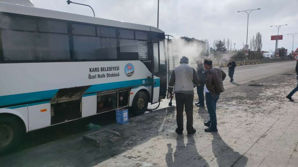 Hareket halindeki dolmuş yandı