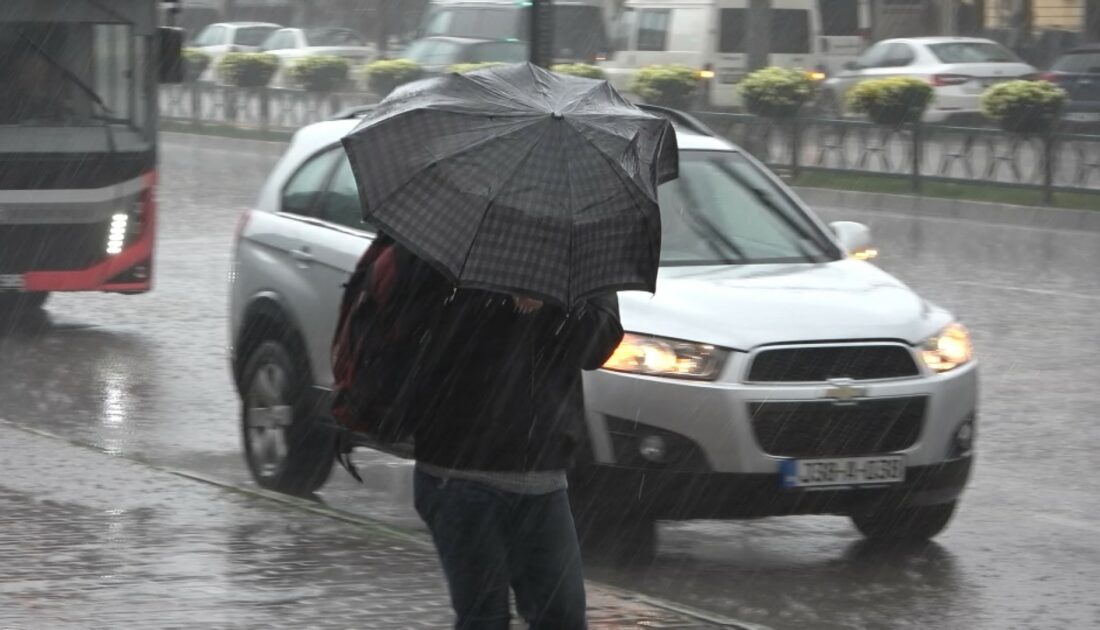 Bursa sağanak yağışa teslim oldu