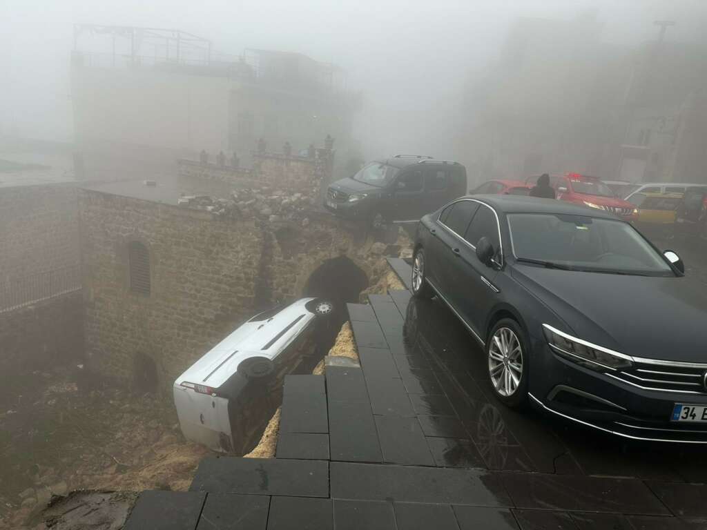 Yağış sonrası yol çöktü: 2 araç hasar gördü