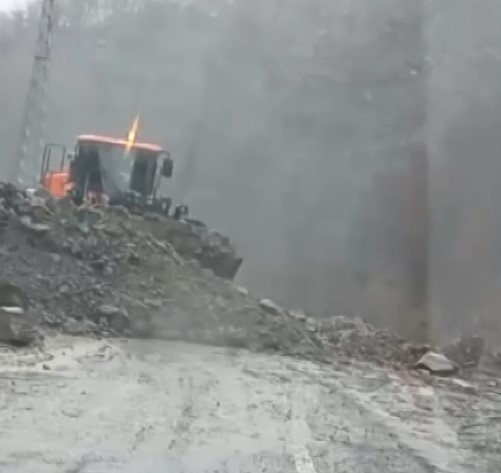 Heyelan meydana gelen yol kısa sürede trafiğe açıldı