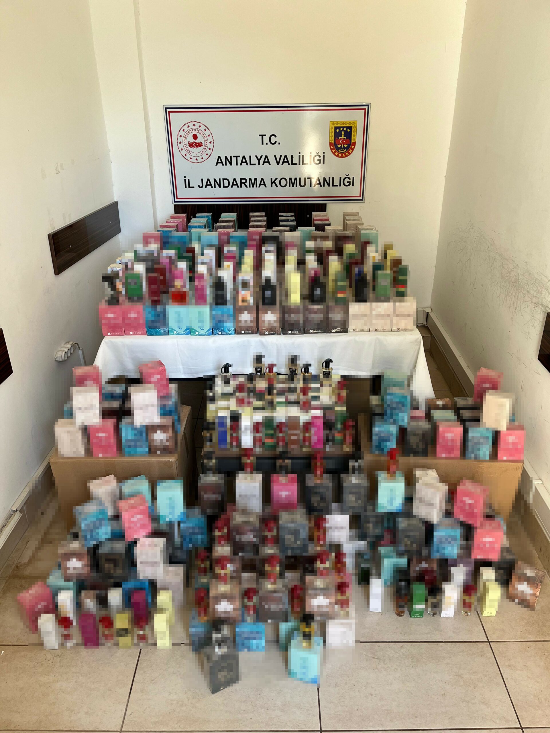 Binlerce kaçak parfüm ele geçirildi