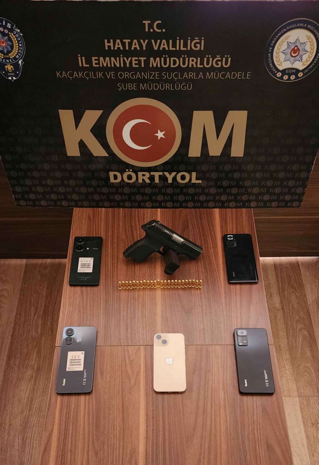 Gümrük kaçağı cep telefonu ve silah ele geçirildi