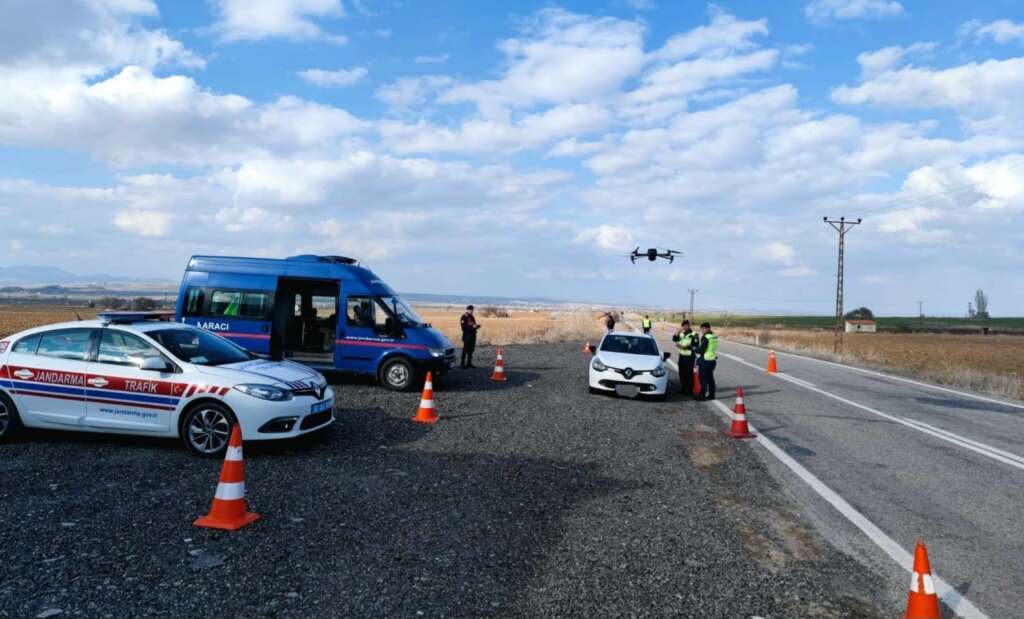 Trafik ihlalleri jandarmanın dronu ile tespit ediliyor