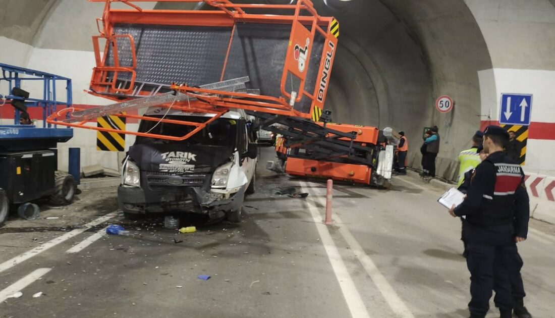Artvin’de yolcu minibüsü tünel içinde kaza yaptı: 7 yaralı