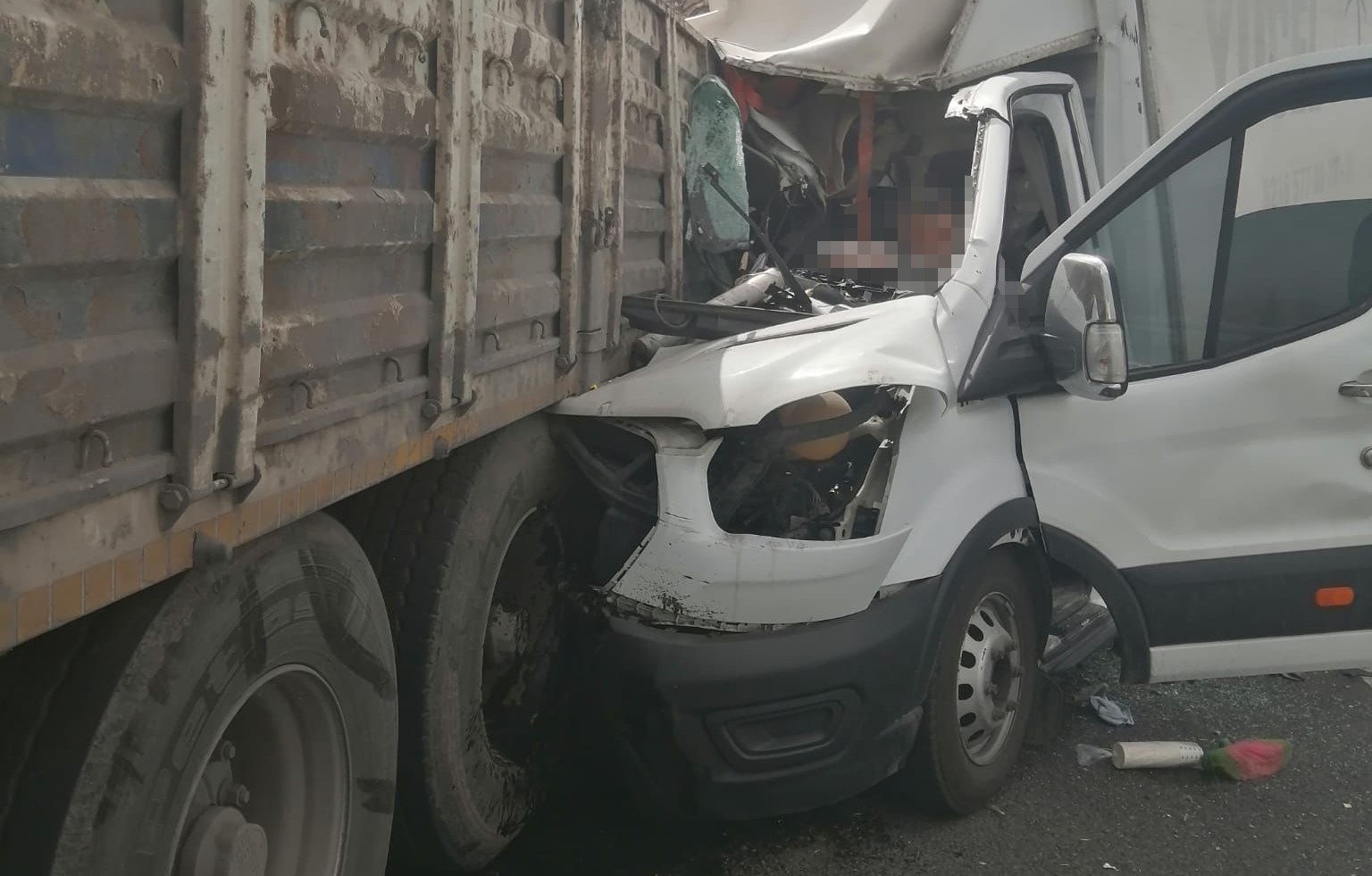 TIR’a çarpan kamyonet sürücüsü hayatını kaybetti