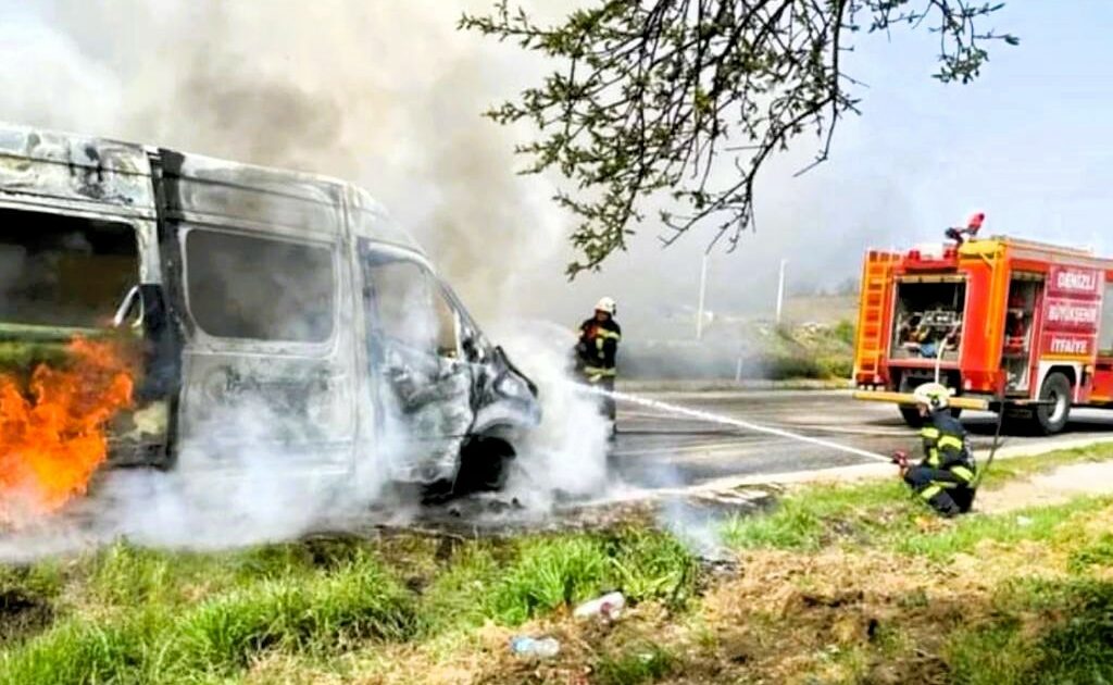 Seyir halindeki minibüsten geriye metal yığını kaldı