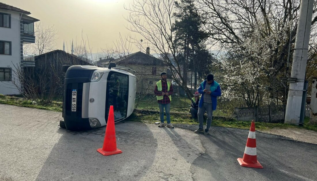 Otomobille çarpışan hafif ticari araç devrildi