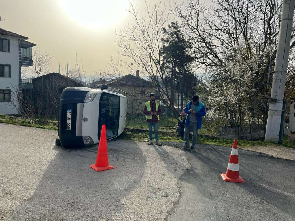 Otomobille çarpışan hafif ticari araç devrildi