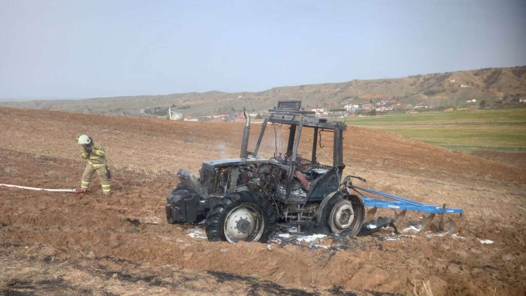 Tarlasını sürdüğü traktör alev alev yandı