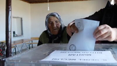 Türkiye’nin en yaşlı seçmeni 117 yaşında oyunu kullandı