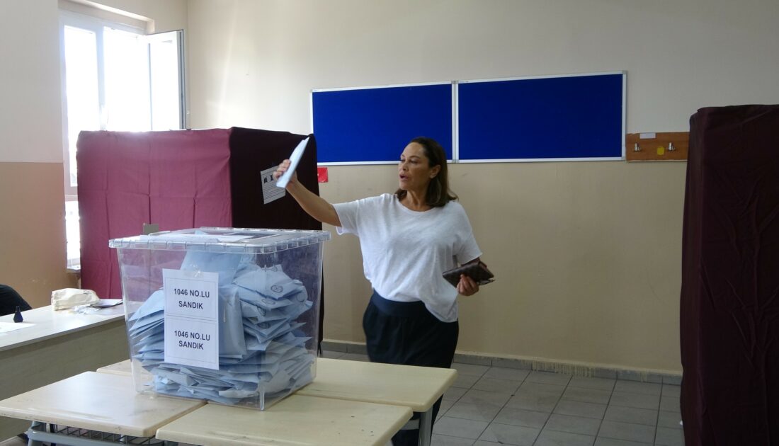 Hülya Avşar oyunu kullandı Hülya Avşar oyunu kullandı