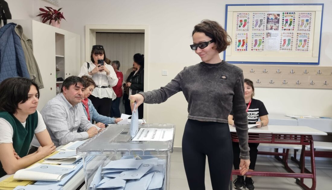 Zeynep Bastık, oy sırası beklemek istemeyince yerine asistanını koydu Zeynep Bastık, oy sırası beklemek istemeyince yerine asistanını koydu
