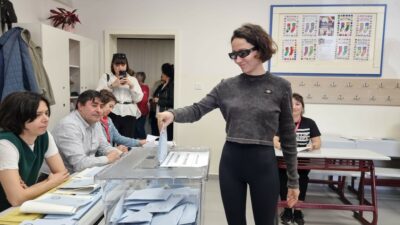 Zeynep Bastık, oy sırası beklemek istemeyince yerine asistanını koydu