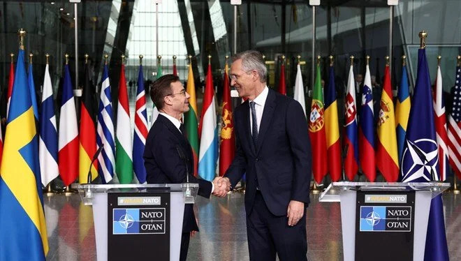 İsveç’in bayrağı NATO merkezinde! ‘Putin başarısız oldu’