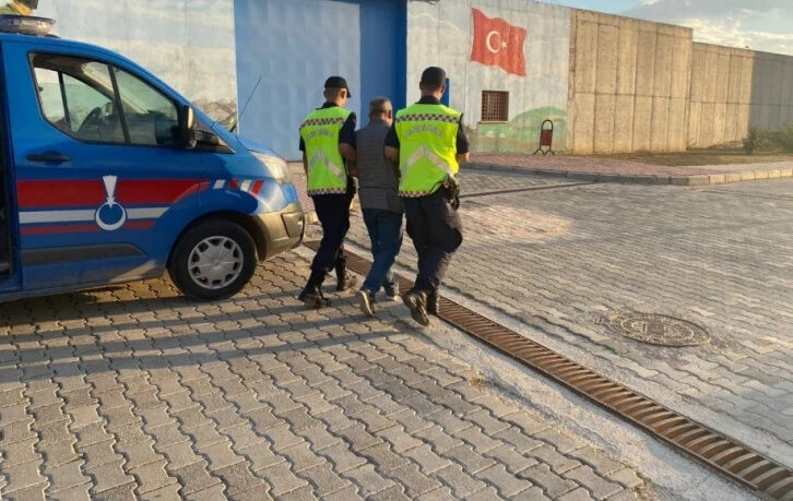 FETÖ’ye yardım etmekten aranan şahsı jandarma yakaladı