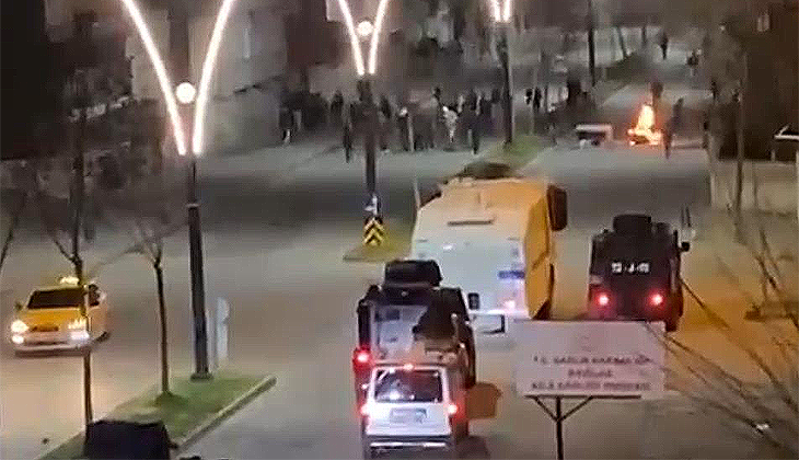 Yol kapatıp ateş yakan göstericilere TOMA’lı müdahale