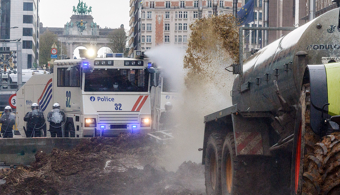 Belçikalı çiftçiler sokakları savaş alanına çevirdi