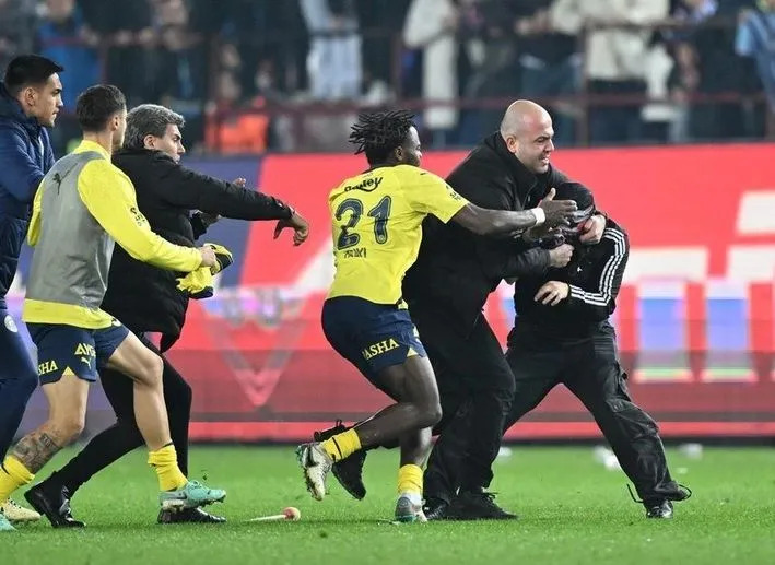 Trabzonspor – Fenerbahçe maçında yaşanan olaylarla ilgili 12 kişi gözaltına alındı Trabzonspor – Fenerbahçe maçında yaşanan olaylarla ilgili 12 kişi gözaltına alındı