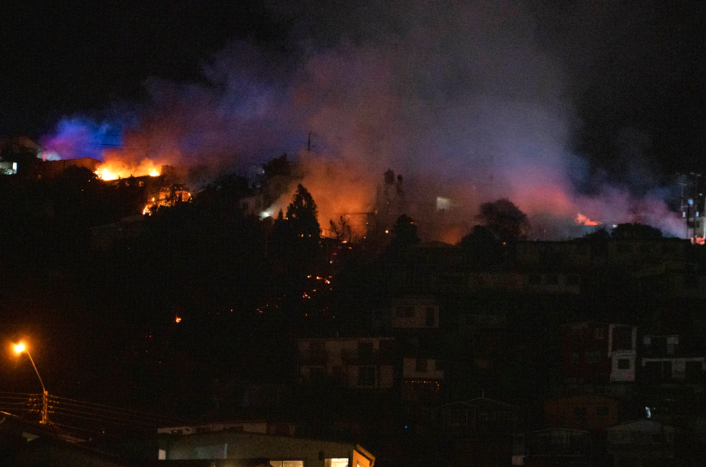 Orman yangınında 2 kişi öldü, 20 ev kül oldu
