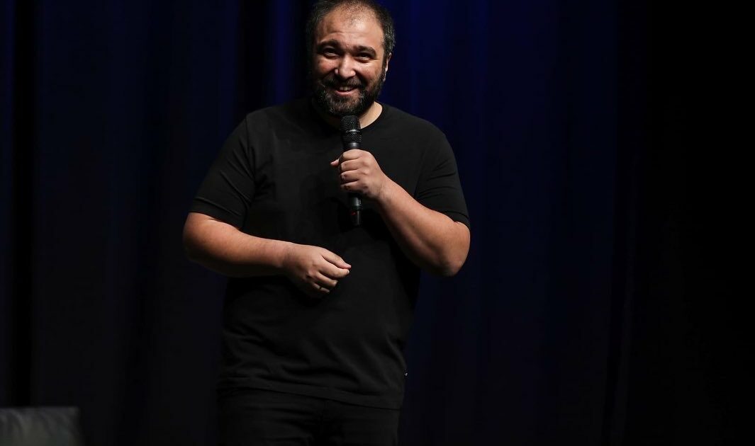 Komedyen Özgür Turhan, sahneden düştü