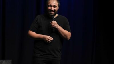Komedyen Özgür Turhan, sahneden düştü