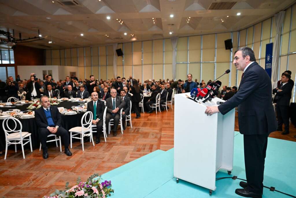 Cumhurbaşkanı Yardımcısı Yılmaz: Masa başında oturup memleketi yöneten bir ekip olmadık