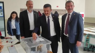 İYİ Parti Bursa Adayı Türkoğlu oyunu kullandı