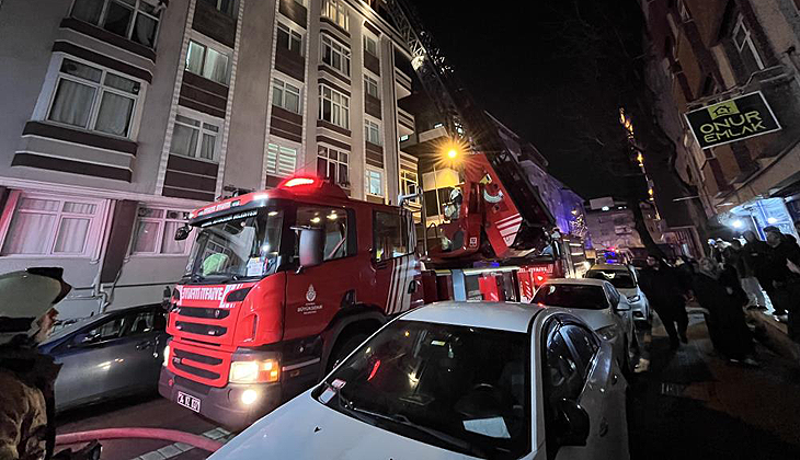 İstanbul’da 6 katlı binanın çatısında yangın