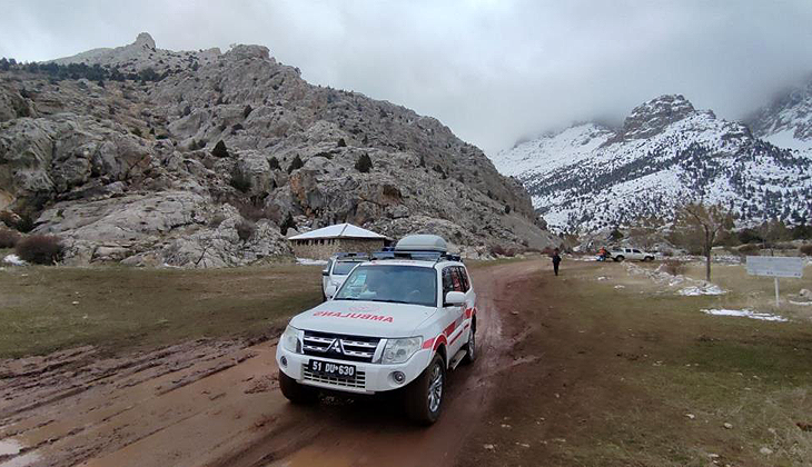 Kar kütlesi altında kalan dağcı hayatını kaybetti