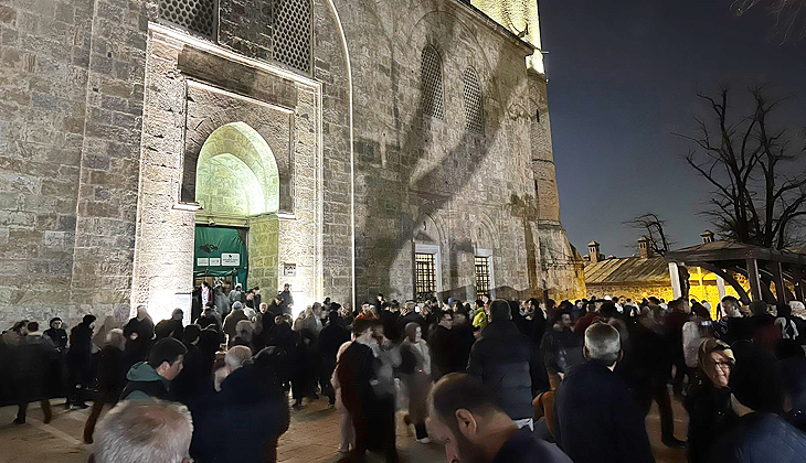 Bursa’da ilk teravih namazı kılındı, tarihi camiye binlerce kişi akın etti