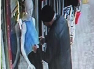 Bursa’da akılalmaz görüntü! Dakikalarca sevdi, kucaklayıp kaçırdı