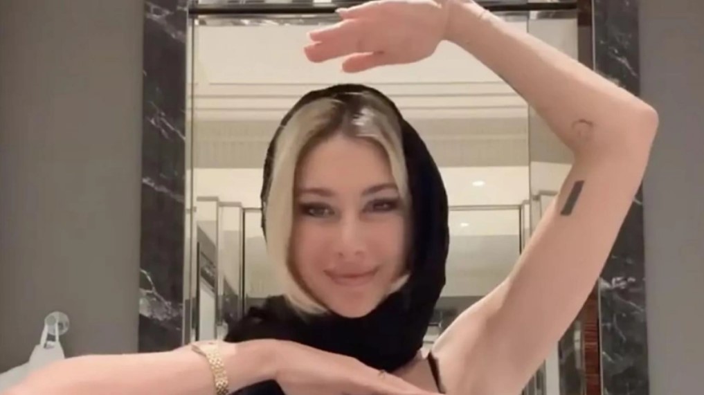 Şeyma Subaşı veliaht prensin partisine katıldı, başını örttü!